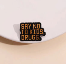 Load image into Gallery viewer, Pins / Badge - « Say No To Kids, Drugs. »
