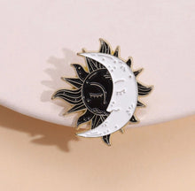 Load image into Gallery viewer, Pins / Badge - Moon & Sun / Yin & Yang