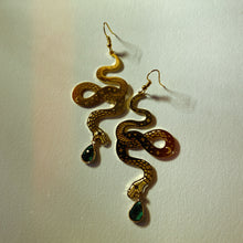 Load image into Gallery viewer, Snakes Earrings with Green Crystal