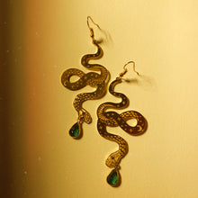 Load image into Gallery viewer, Snakes Earrings with Green Crystal