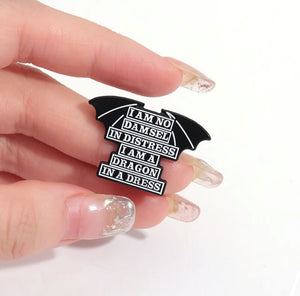 Pins / Badge - « I’m Not A Damsel In Distress, I’m a Dragon in a Dress »