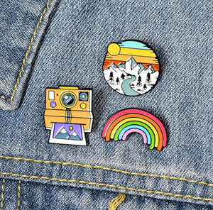 Pins / Badge - Polaroid Camera & Mountain