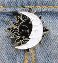 Load image into Gallery viewer, Pins / Badge - Moon &amp; Sun / Yin &amp; Yang
