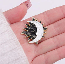 Load image into Gallery viewer, Pins / Badge - Moon &amp; Sun / Yin &amp; Yang
