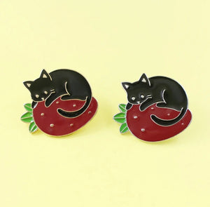Pins / Badge - Cat on a Strawberry Pillow