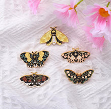 Load image into Gallery viewer, Pins / Badge - Butterfly &amp; Moth
