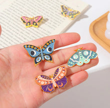 Load image into Gallery viewer, Pins / Badge - Butterfly &amp; Moth
