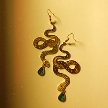 Load image into Gallery viewer, Snakes Earrings with Green Crystal

